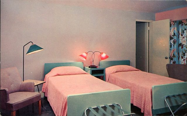 Hotel room — agnesvh11, PDM 1.0, flickr